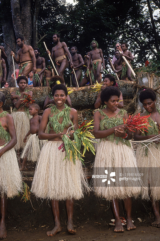 身着传统服饰的彭特科斯特岛居民，瓦努阿图图片素材