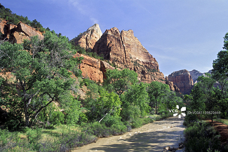 美国犹他州锡安国家公园维尔京河北支流和雄伟山图片素材