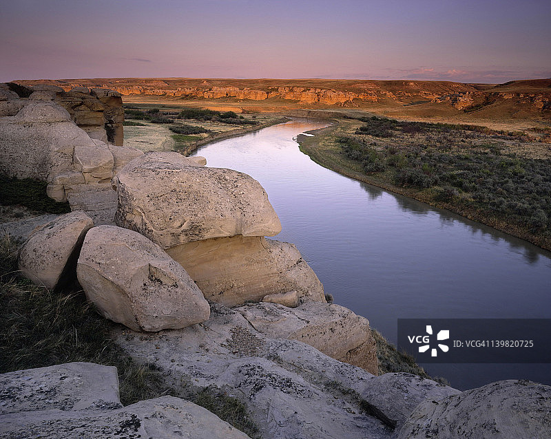 落日余晖下的牛奶河与砂岩地貌——加拿大艾伯塔省立公园石书图片素材