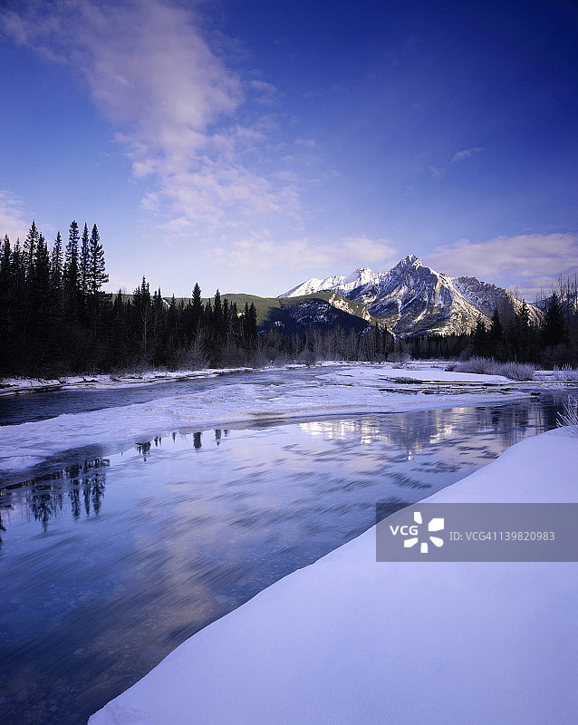 冬季洛雷特山和卡纳纳斯基斯河，加拿大艾伯塔省图片素材