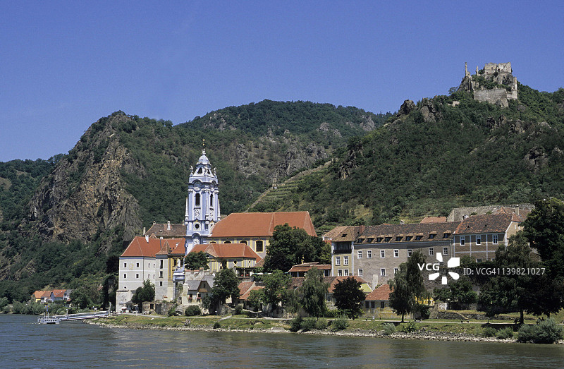 奥地利多瑙河的瓦豪山谷地区。瓦豪山谷是多瑙河风景优美的一部分。它有梯田式葡萄园和可爱的景观。图片素材