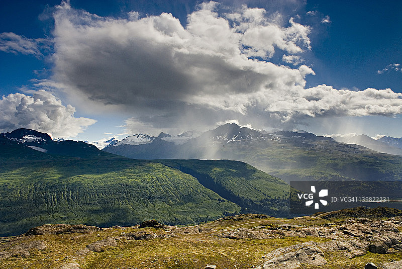 美国阿拉斯加州楚加奇山脉汤普森山口的暴雨图片素材