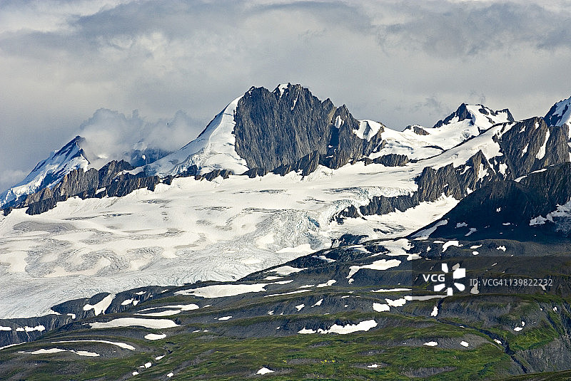 阿拉斯加州汤普森山口附近的楚加奇山脉峰峦图片素材