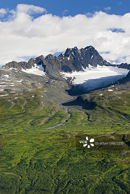 阿拉斯加州汤普森山口附近的楚加奇山脉峰峦图片素材
