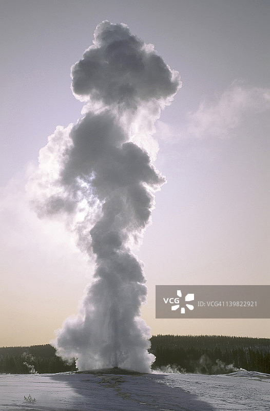 冬季的黄石国家公园老忠实间歇泉图片素材