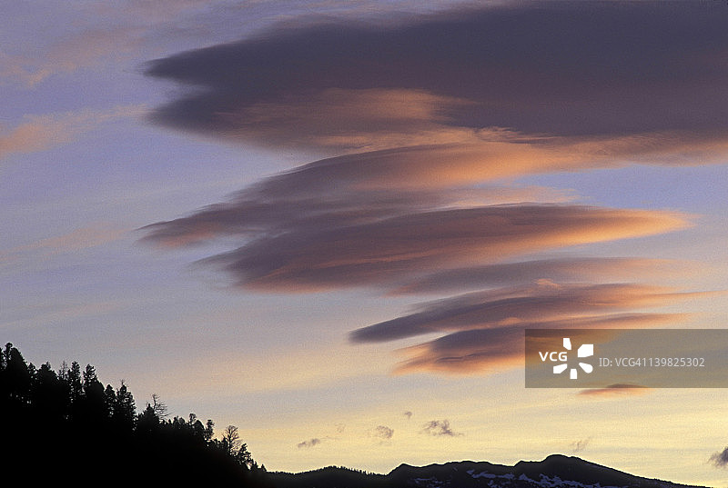 黄石国家公园的荚状云图片素材