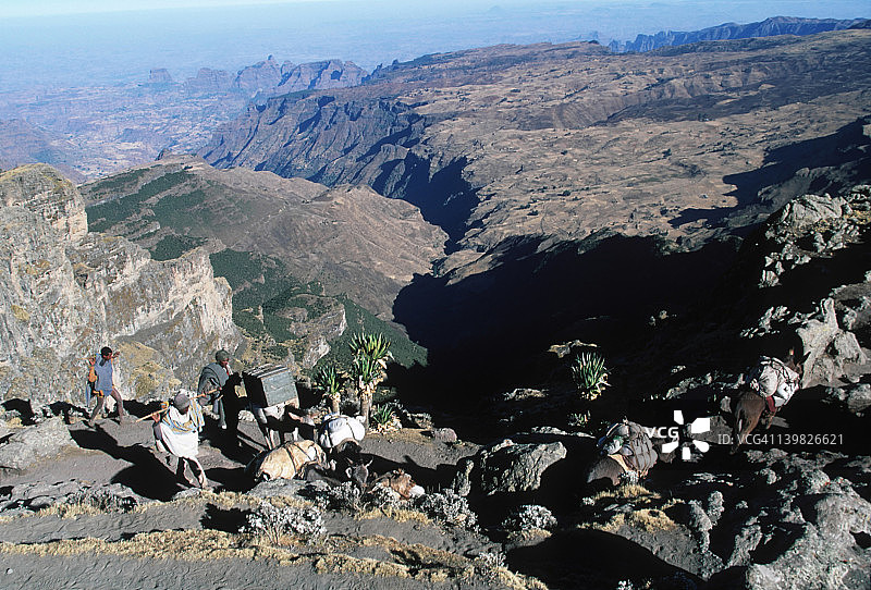 埃塞俄比亚商人与驴车队穿越塞门山上4200米高的山口图片素材