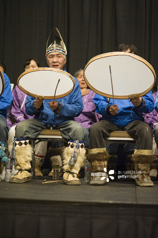阿拉斯加州安克雷奇，Anaktuvuk Pass的因纽皮克爱斯基摩鼓手在迪纳伊纳会议中心的原住民基金会活动中表演图片素材