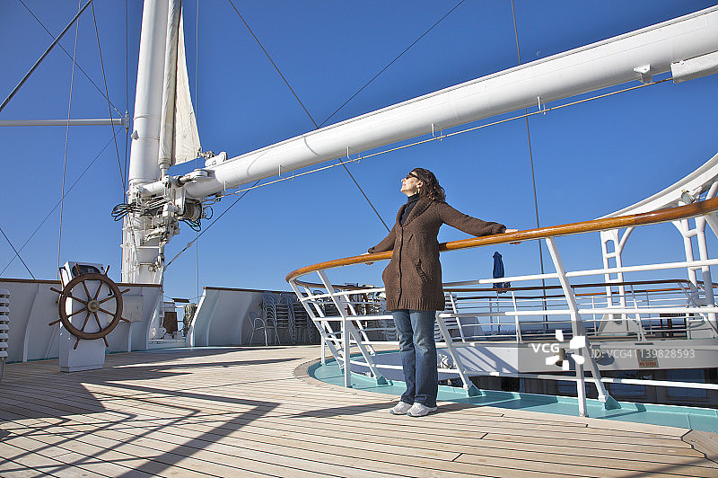 乘客在“风之星”号邮轮上感受阳光图片素材