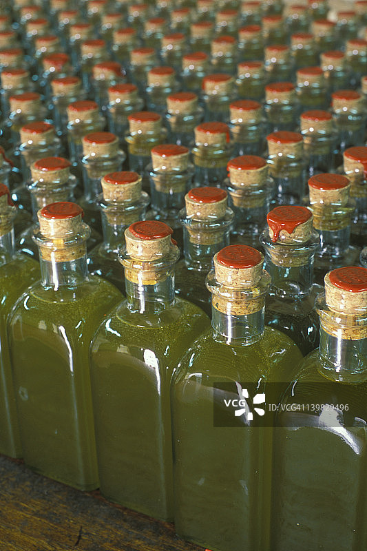 努涅斯·德·普拉多工厂的封蜡玻璃橄榄油瓶，内含特级初榨有机橄榄油，西班牙南部安达卢西亚巴埃纳镇图片素材