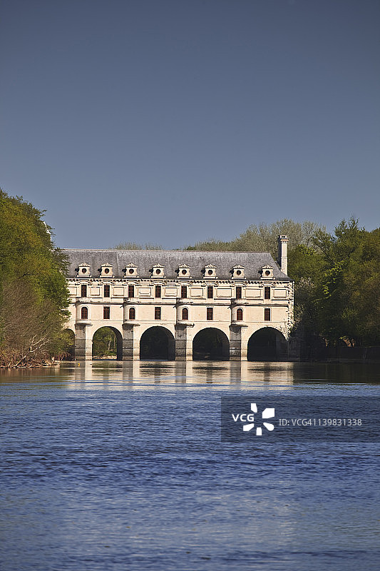 俯瞰谢尔河畔的舍农索城堡，该城堡是联合国教科文组织保护的卢瓦尔河谷中最受欢迎的景点之一图片素材