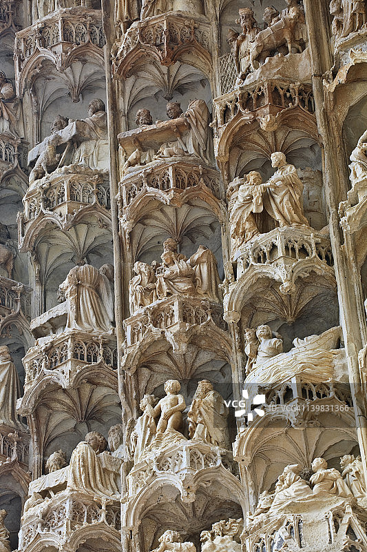 法国欧塞尔圣艾蒂安大教堂前的石雕人像图片素材