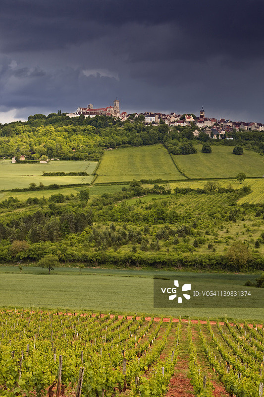 法国勃艮第韦兹莱村庄风暴图片素材