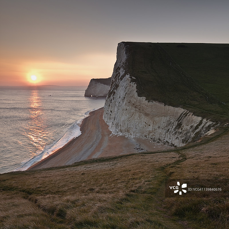英国多塞特侏罗纪海岸日落时的蝙蝠头图片素材