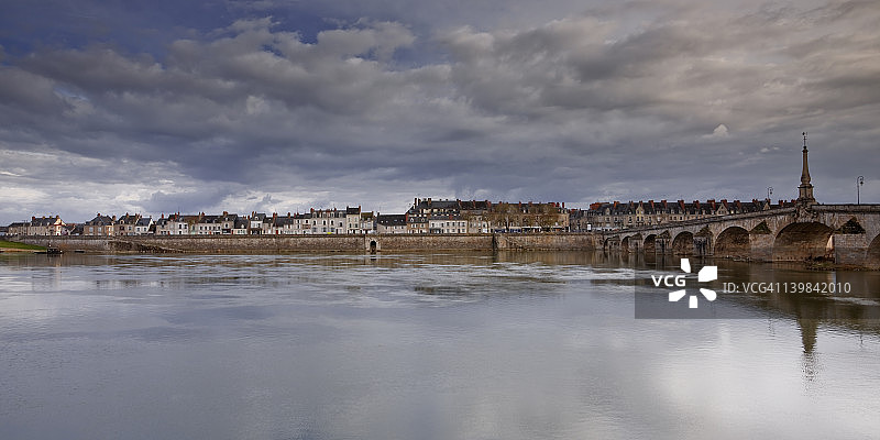 法国布卢瓦卢瓦尔河右岸的全景，右边是雅克-加布里埃尔桥，该地区被称为卢瓦尔河谷图片素材