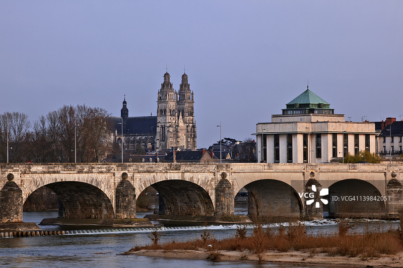 眺望图尔的威尔逊桥，背景是圣加蒂安大教堂和大学图书馆，河流是著名的卢瓦尔河图片素材