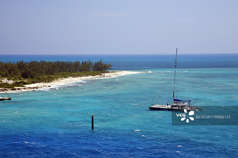 特克斯和凯科斯群岛大特克岛游览双体船的鸟瞰图图片素材