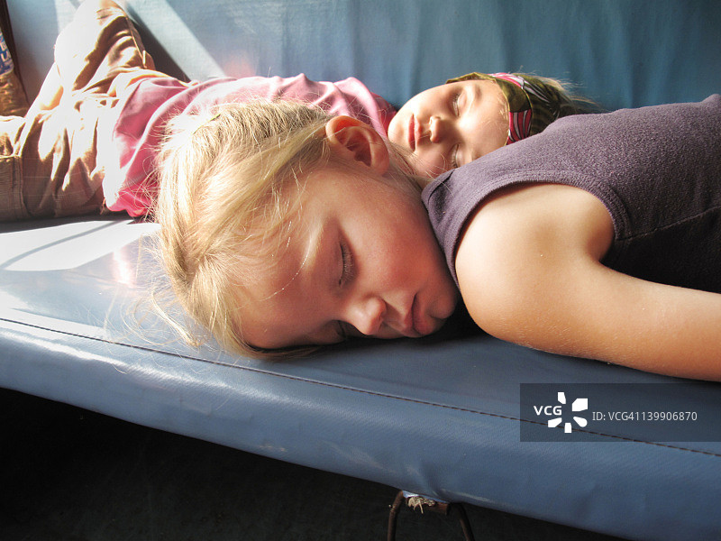 两个孩子在火车座位上睡觉图片素材