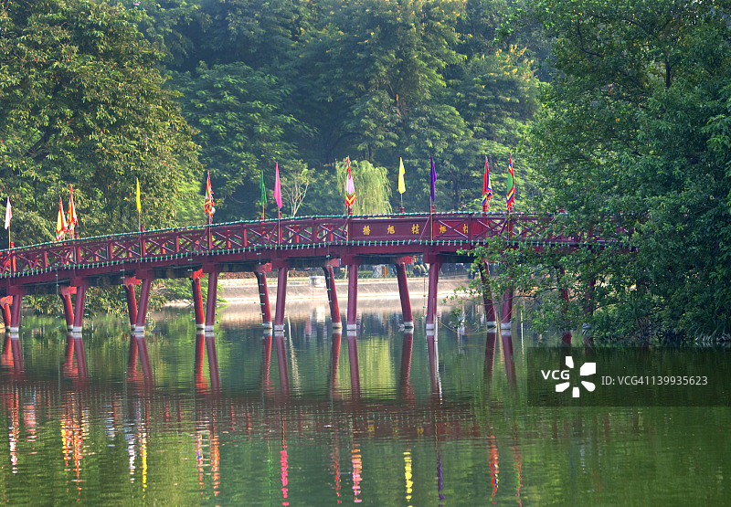 湖上的栖旭桥图片素材