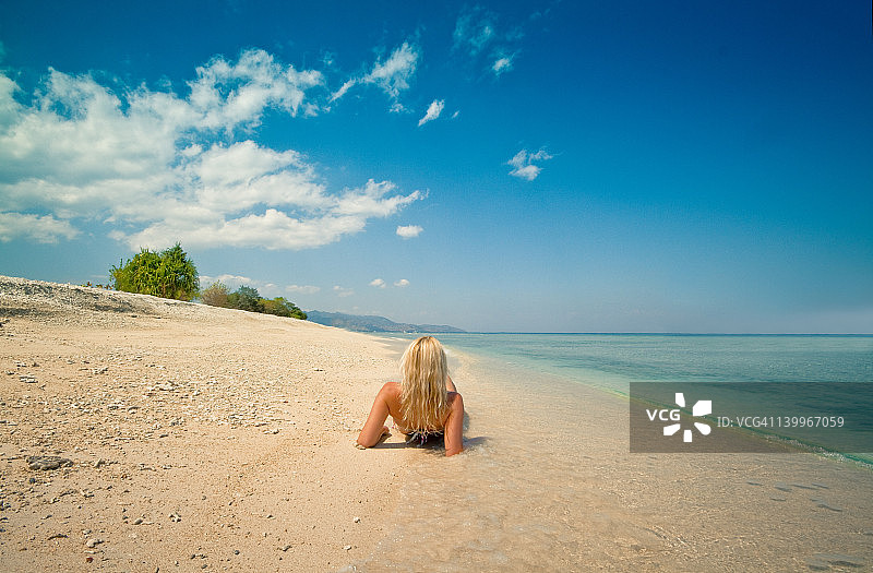在吉利梅诺孤独海滩上的金发女孩图片素材