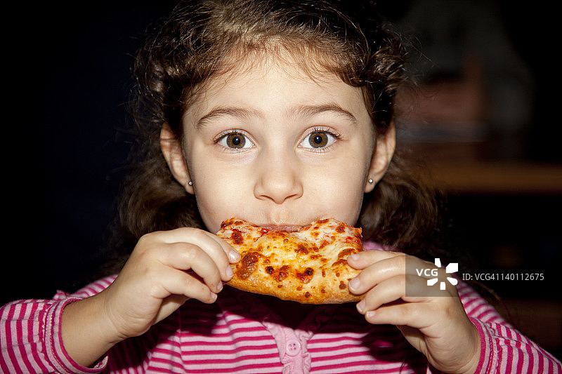 女孩吃披萨图片素材