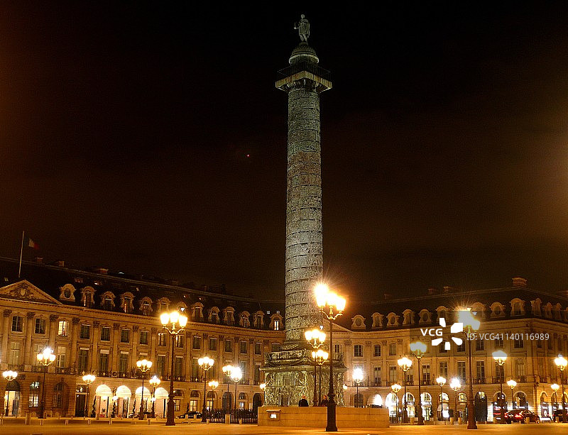 巴黎旺多姆广场夜景与拿破仑雕像图片素材