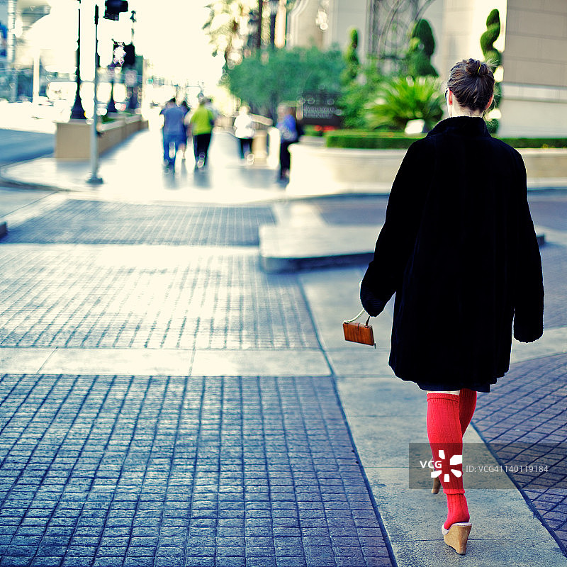 女人在街上行走图片素材