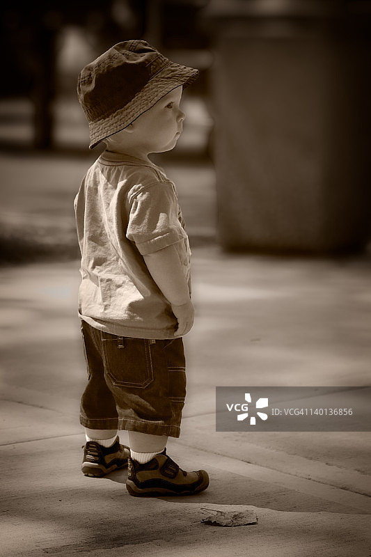 站立的幼儿男孩图片素材