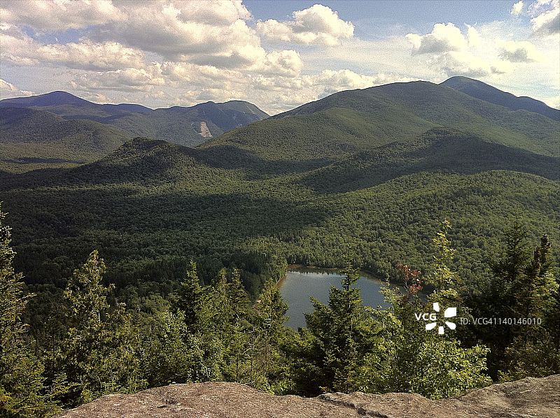 心形湖泊与徒步者天堂图片素材