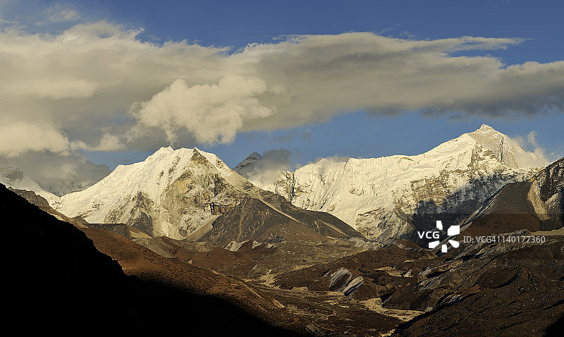 尼泊尔萨加玛塔国家公园：岛峰、乔波卢峰和安普拉普查峰图片素材