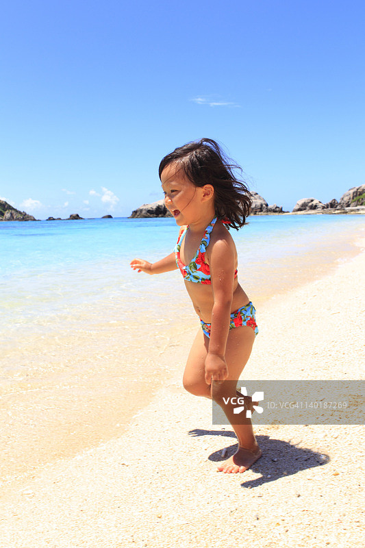 在海滩上的女孩（3岁）图片素材