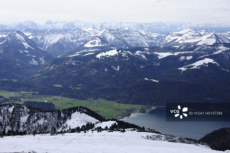 群山与沃尔夫冈湖图片素材