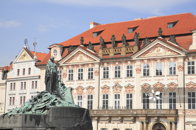 捷克共和国布拉格，扬·胡斯纪念碑、金斯基宫图片素材