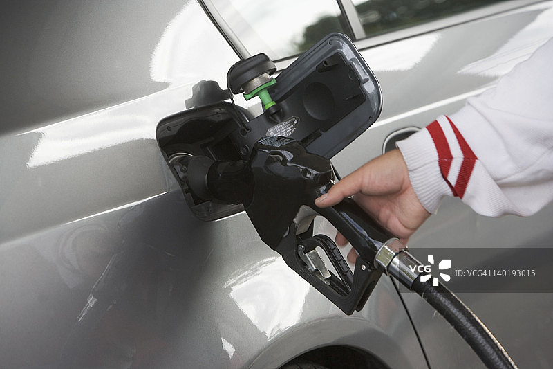 美国纽约长岛东汉普顿，人手拿着加油泵图片素材