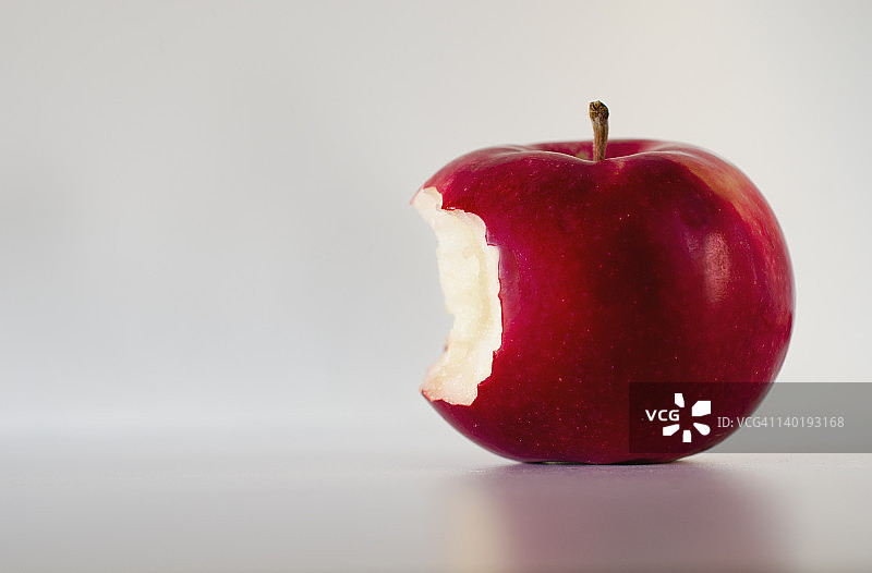 被咬了一口的红苹果，影棚拍摄图片素材