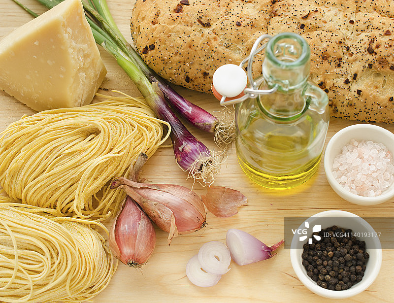 意大利面、奶酪、大蒜和橄榄油，工作室拍摄图片素材
