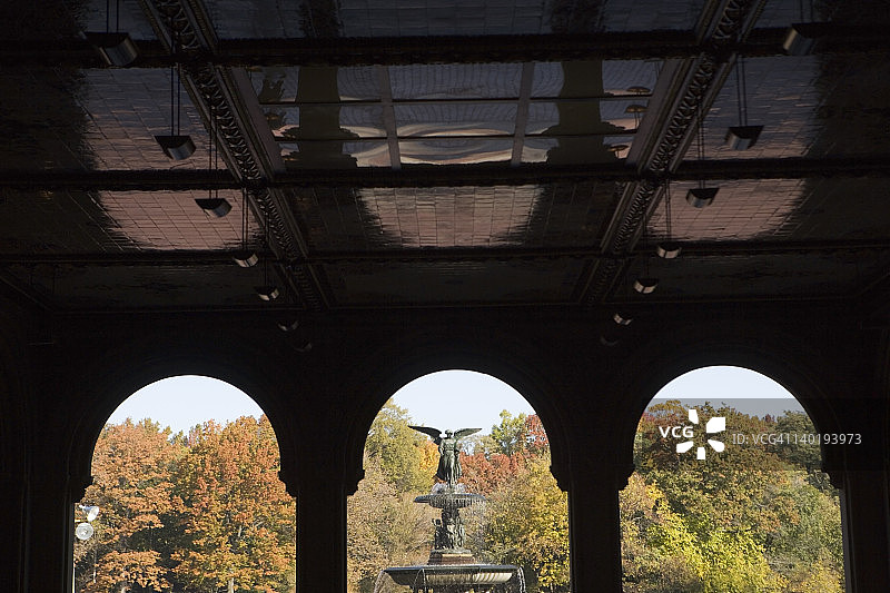 美国纽约市中央公园贝塞斯达喷泉天使雕像图片素材