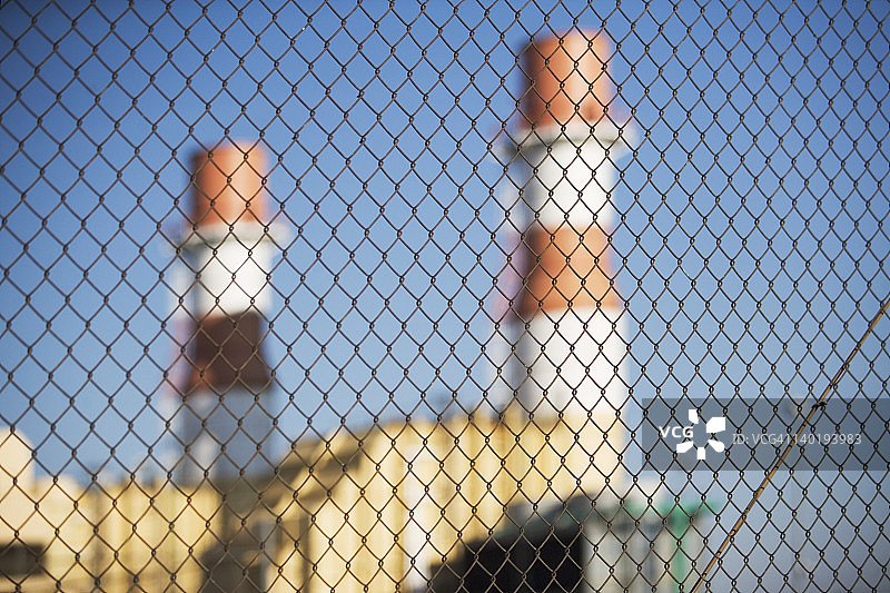 美国纽约市铁丝网围栏后的工业厂房图片素材