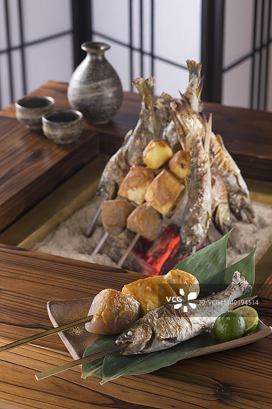 日式烤串和盐烤红点鲑图片素材