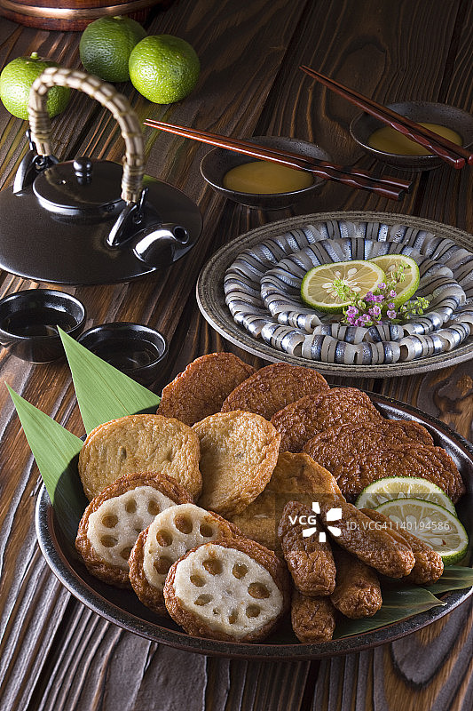 炸鱼饼和沙丁鱼刺身图片素材