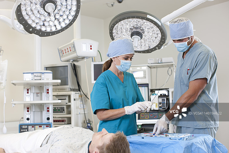 美国亚利桑那州凤凰城外科医生为病人做手术准备图片素材