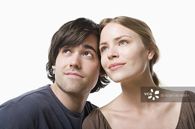 摄影棚内，年轻情侣的肖像照图片素材