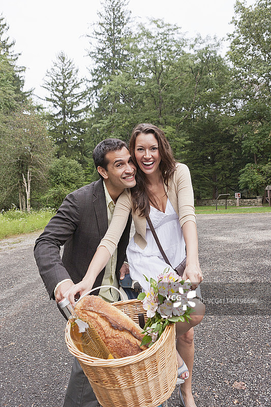 美国新泽西州，情侣骑自行车带篮子的画像图片素材