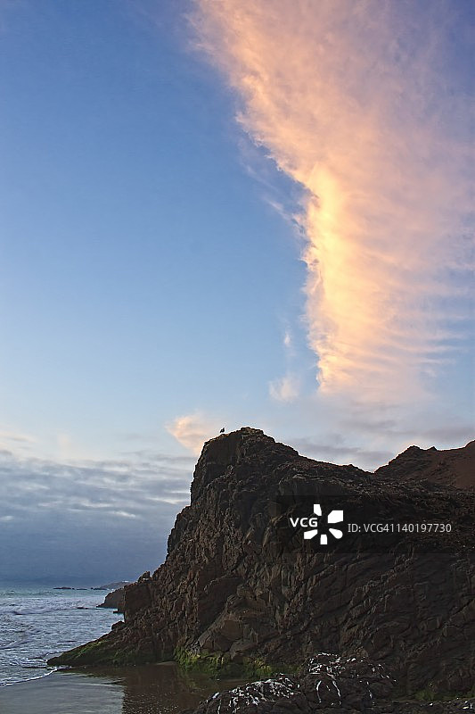 海岩上的粉色云彩图片素材