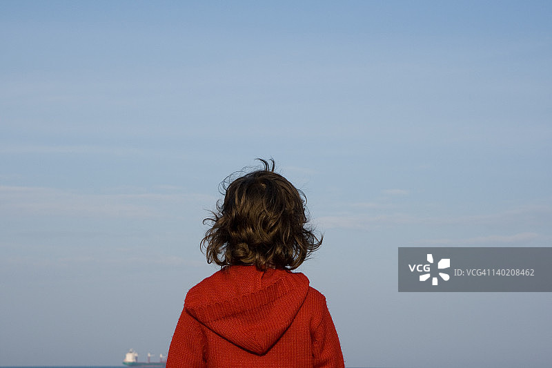 女孩眺望地平线图片素材