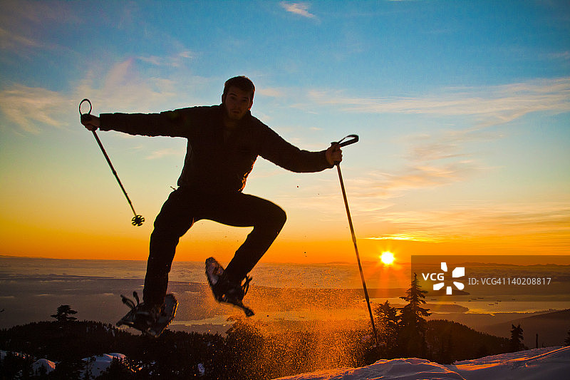 在西摩山上跳跃的雪鞋图片素材