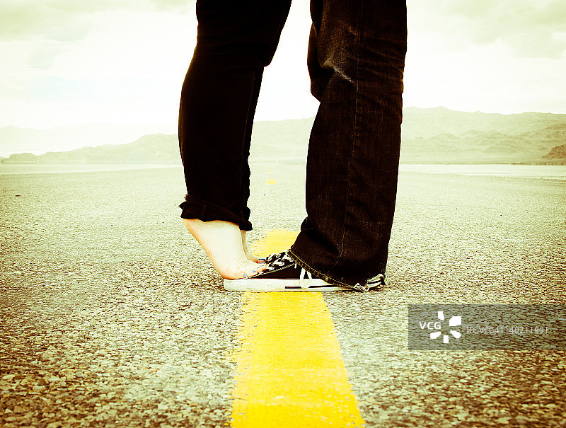 站在男人脚上的女人图片素材