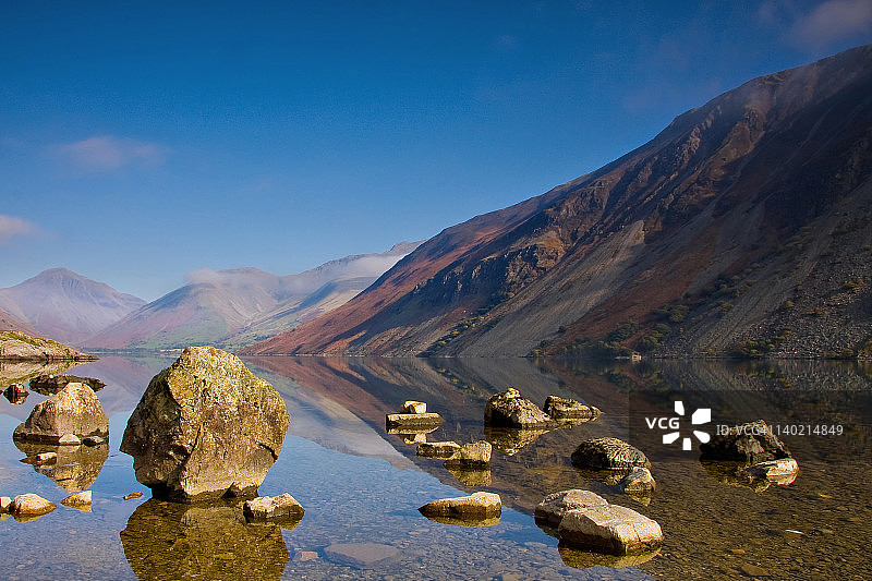 湖水与岩石图片素材