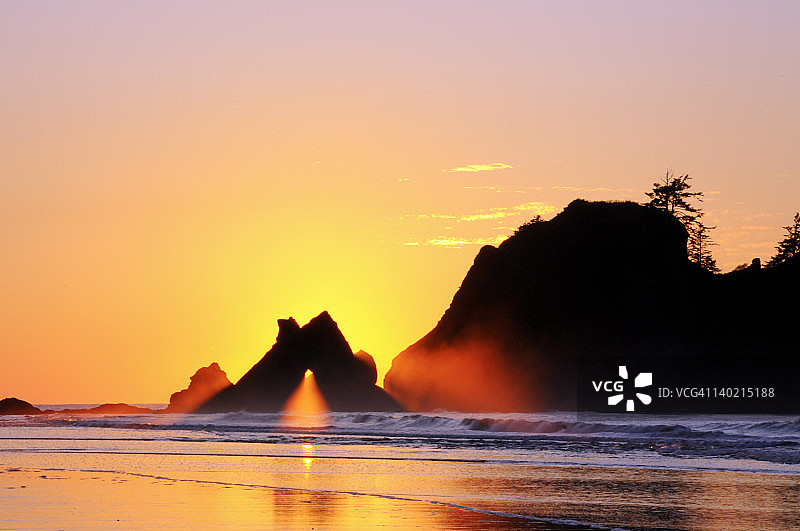 阳光穿过拱门图片素材