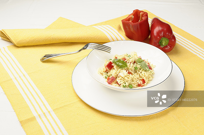 黄米沙拉配甜椒和斯卡莫扎奶酪图片素材